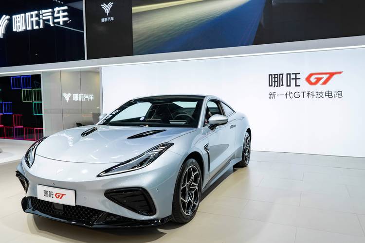 佛山230哪吒汽车在智能汽车领域的表现，领途汽车在新能源汽车市场中的影响力